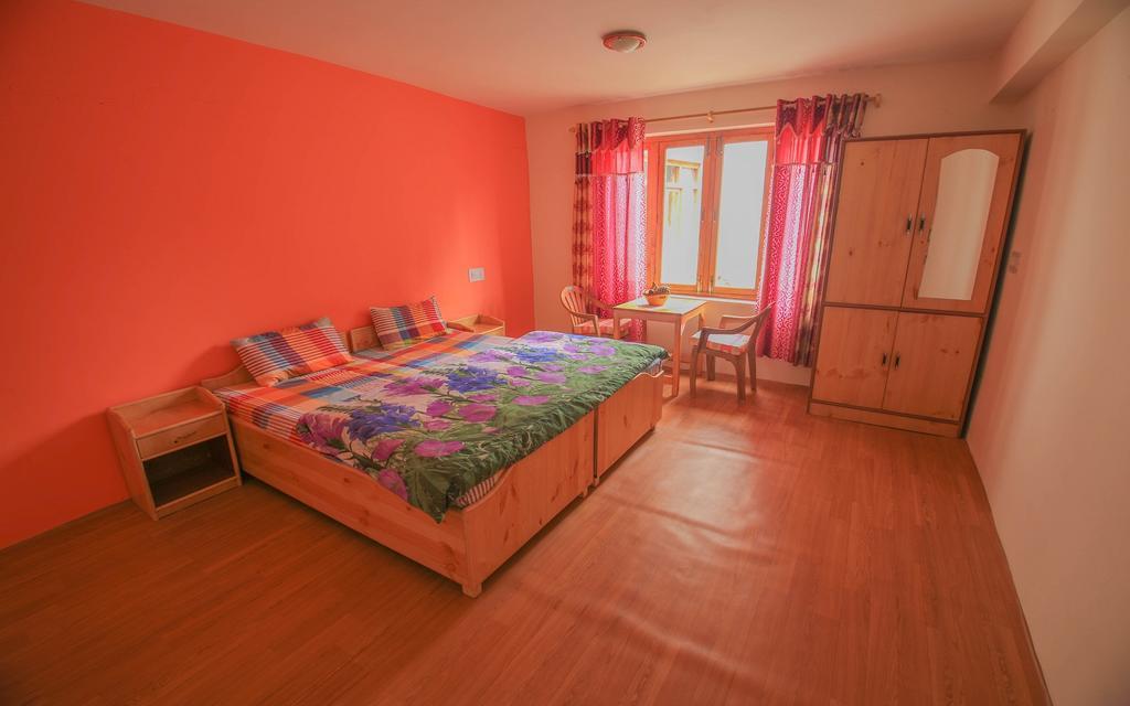 Tsetan Guest House Leh Exterior photo