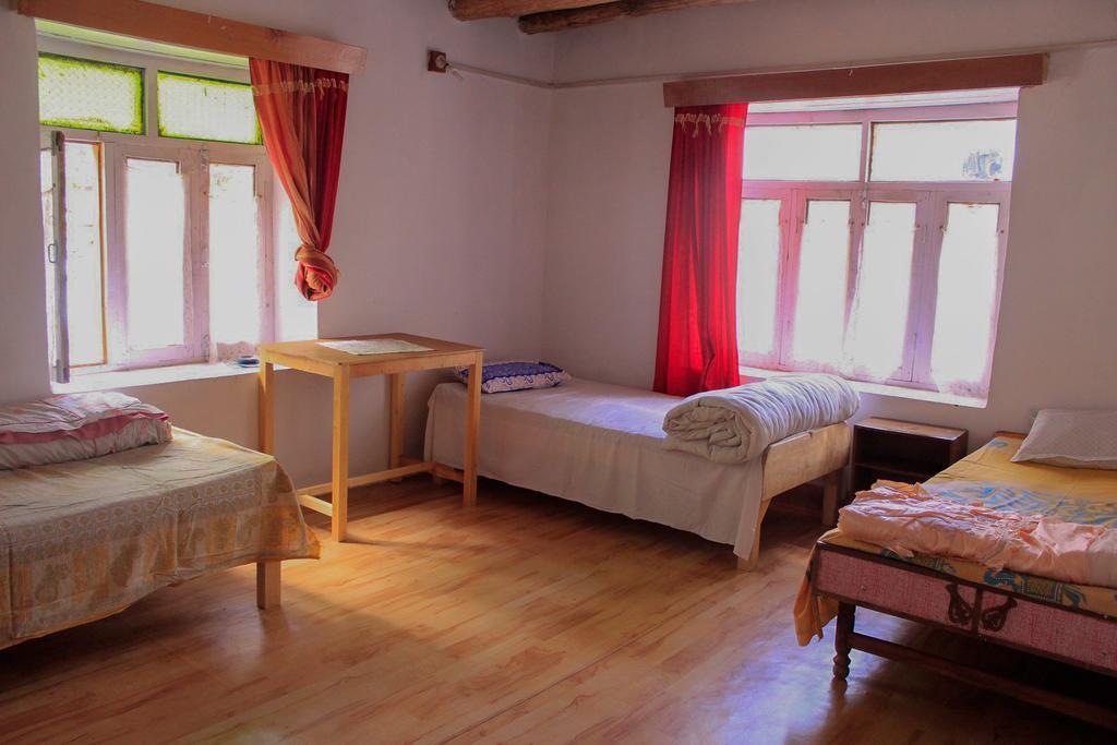 Tsetan Guest House Leh Exterior photo